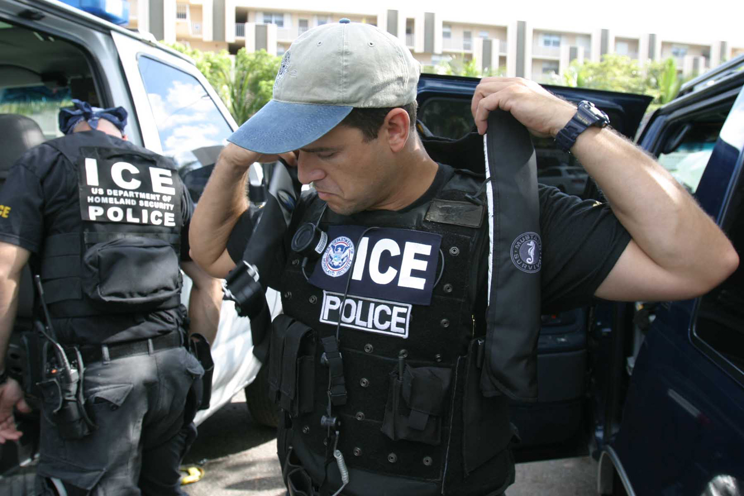 immigration-impact-ice-agent
